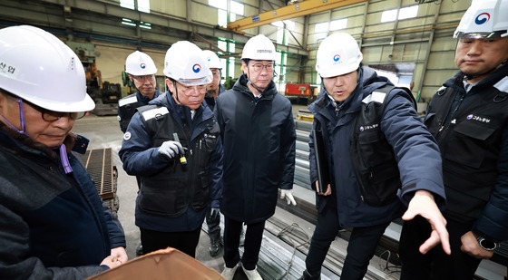 금속제품 제조공장 불시 점검 나선 김영훈 장관