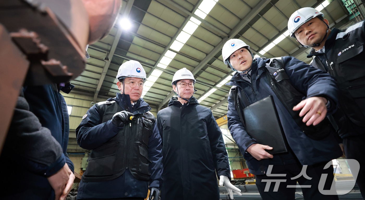 (서울=뉴스1) 박지혜 기자 = 김영훈 고용노동부 장관이 9일 경기 화성시 금속제품 제조공장을 불시 점검하고 있다. (고용노동부 제공. 재판매 및 DB 금지)  2026.1.9/뉴 …