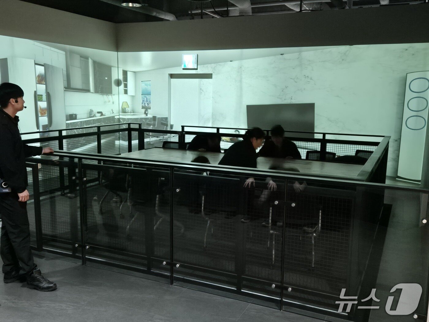 본문 이미지 - 9일 오전 10시께 울산 북구 울산안전체험관에서 지진재난체험 참여자들이 실내에서 지진 발생 시 몸을 보호하는 방법을 배우고 있다.2026.1.9/뉴스1ⓒ 뉴스1 박정현 기자