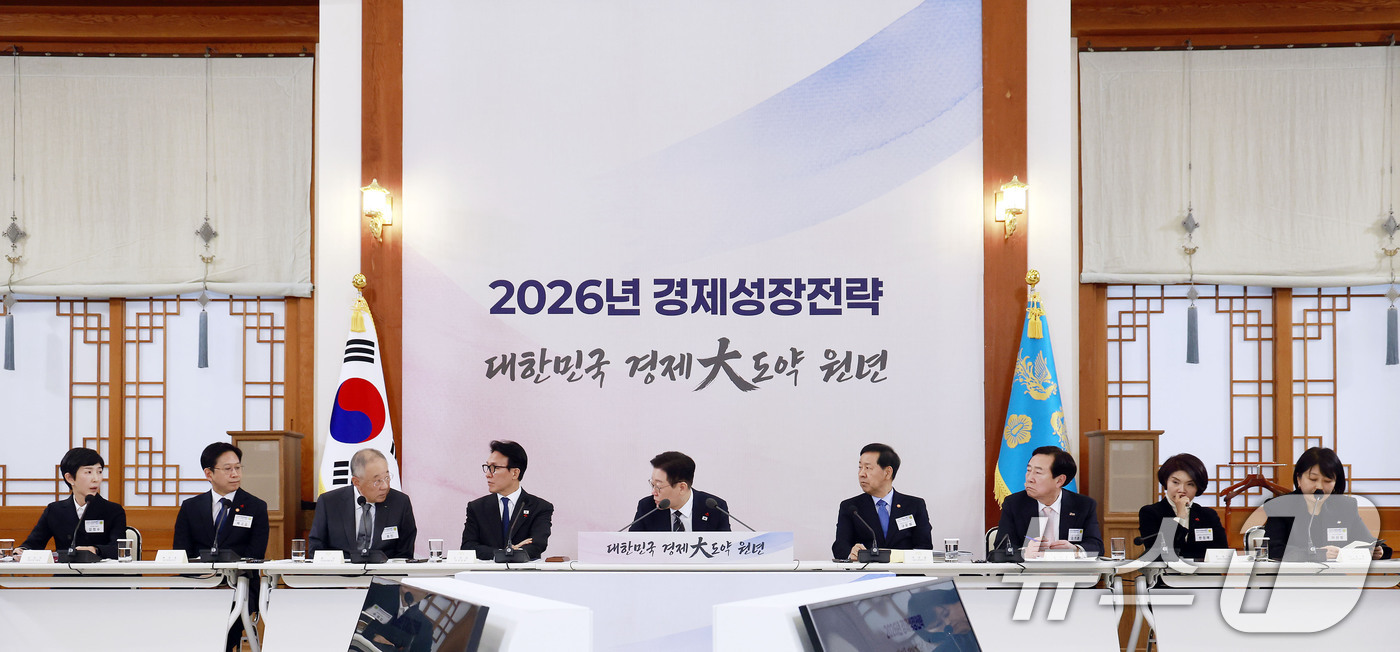 (서울=뉴스1) 허경 기자 = 이재명 대통령이 9일 청와대에서 열린 경제성장전략 국민보고회에서 류진 한국경제인협회장과 대화하고 있다. (청와대통신사진기자단)  2026.1.9/뉴스 …