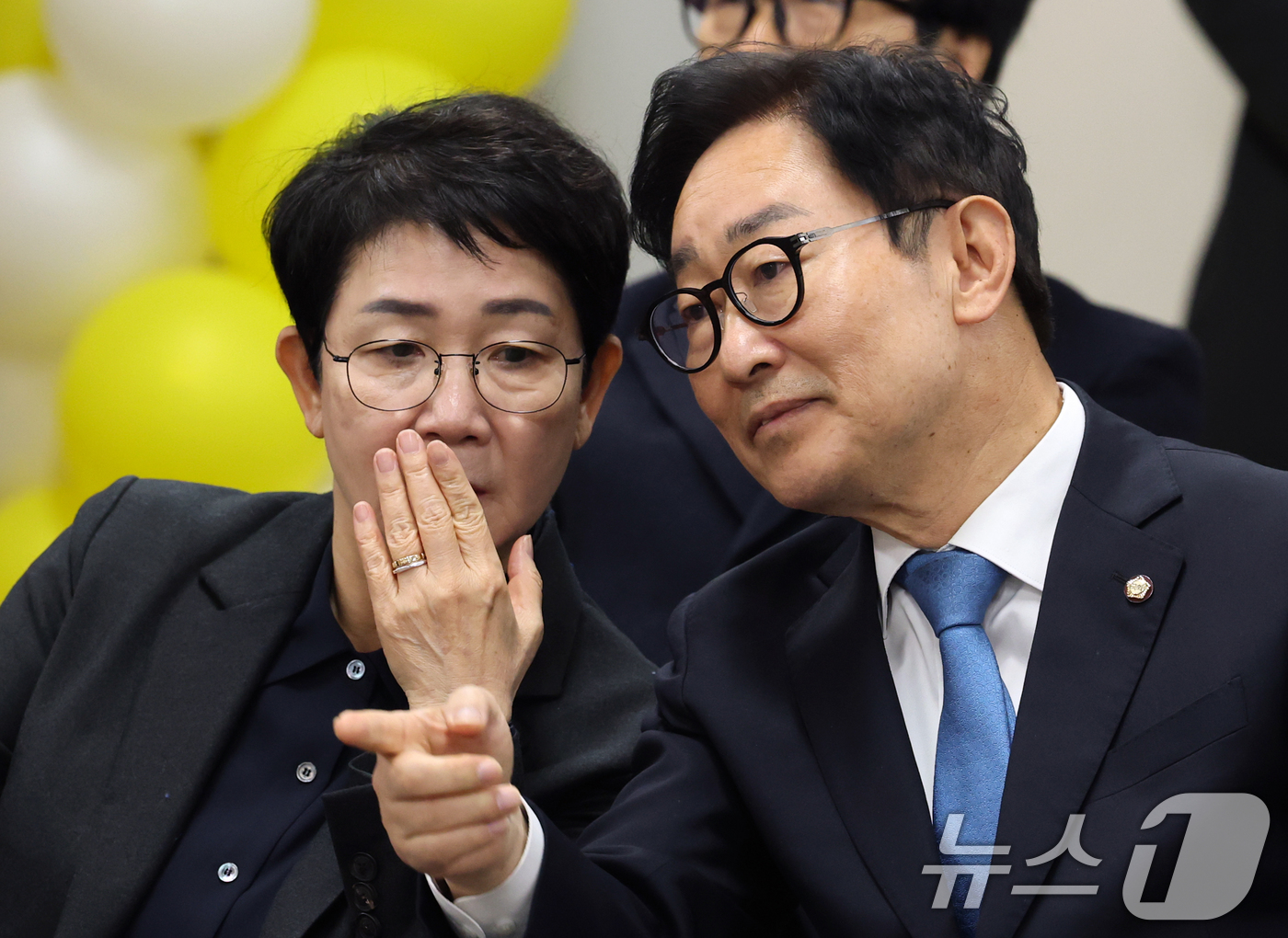 (대전=뉴스1) 김기태 기자 = 박범계 더불어민주당 의원이 9일 대전 서구 둔산사회복지회관에서 열린 대전·충남 통합 타운홀미팅에서 박정현 의원과 대화하고 있다. 2026.1.9/뉴 …