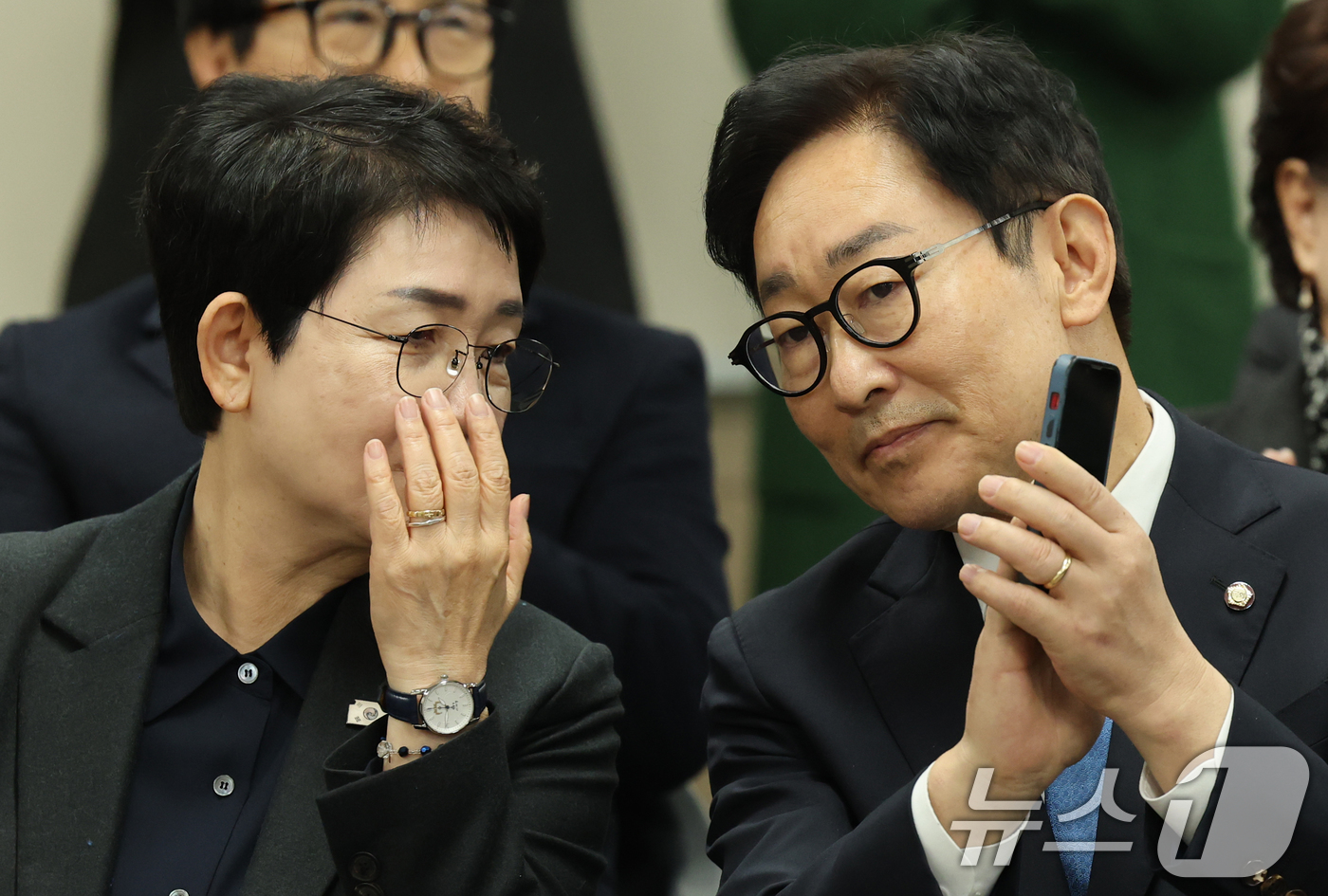 (대전=뉴스1) 김기태 기자 = 박범계 더불어민주당 의원이 9일 대전 서구 둔산사회복지회관에서 열린 대전·충남 통합 타운홀미팅에서 박정현 의원과 대화하고 있다. 2026.1.9/뉴 …