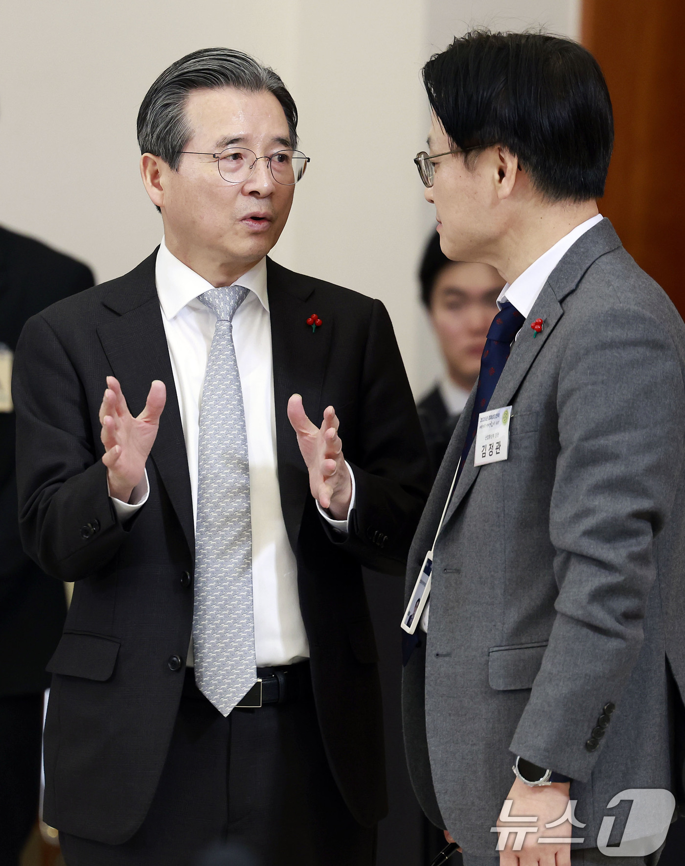 (서울=뉴스1) 허경 기자 = 김용범 정책실장과 김정관 산업통상부 장관이 9일 청와대에서 열린 경제성장전략 국민보고회에서 대화하고 있다. (청와대통신사진기자단)  2026.1.9/ …