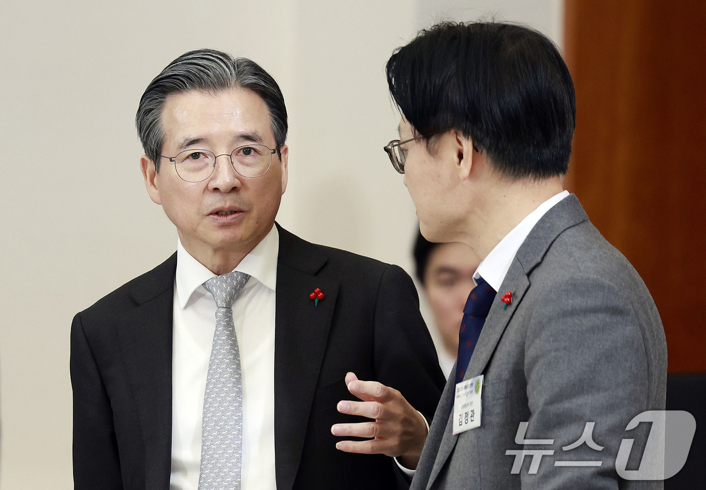 (서울=뉴스1) 허경 기자 = 김용범 정책실장과 김정관 산업통상부 장관이 9일 청와대에서 열린 경제성장전략 국민보고회에서 대화하고 있다. (청와대통신사진기자단)  2026.1.9/ …