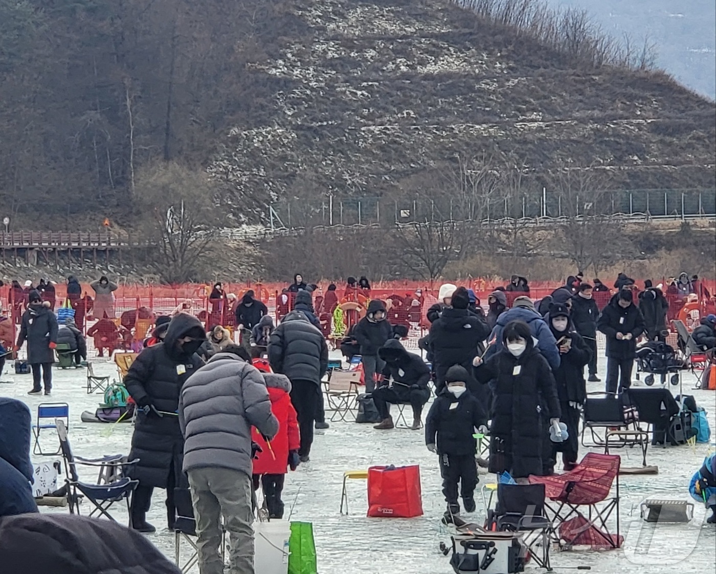 (평창=뉴스1) 신관호 기자 = 제17회 평창송어축제가 9일 강원 평창군 진부면 오대천 일원에서 개막한 가운데 관광객들이 축제장에서 얼음낚시에 나서고 있다. 2월 9일까지 열리는 …