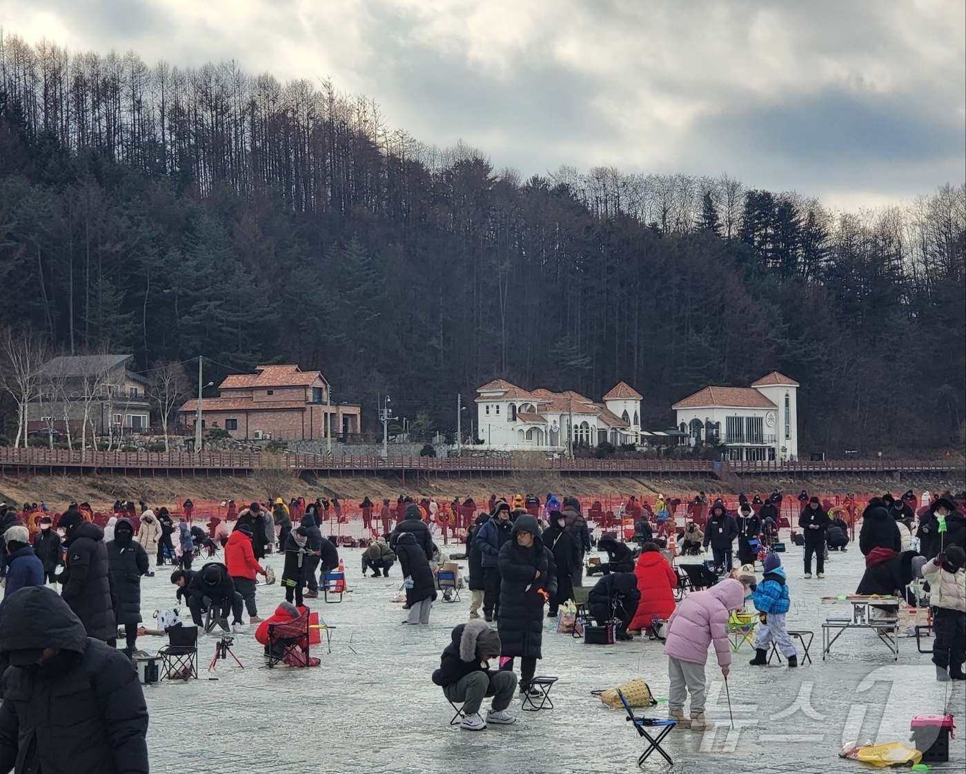 (평창=뉴스1) 신관호 기자 = 제17회 평창송어축제가 9일 강원 평창군 진부면 오대천 일원에서 개막한 가운데 관광객들이 축제장에서 얼음낚시에 나서고 있다. 2월 9일까지 열리는 …