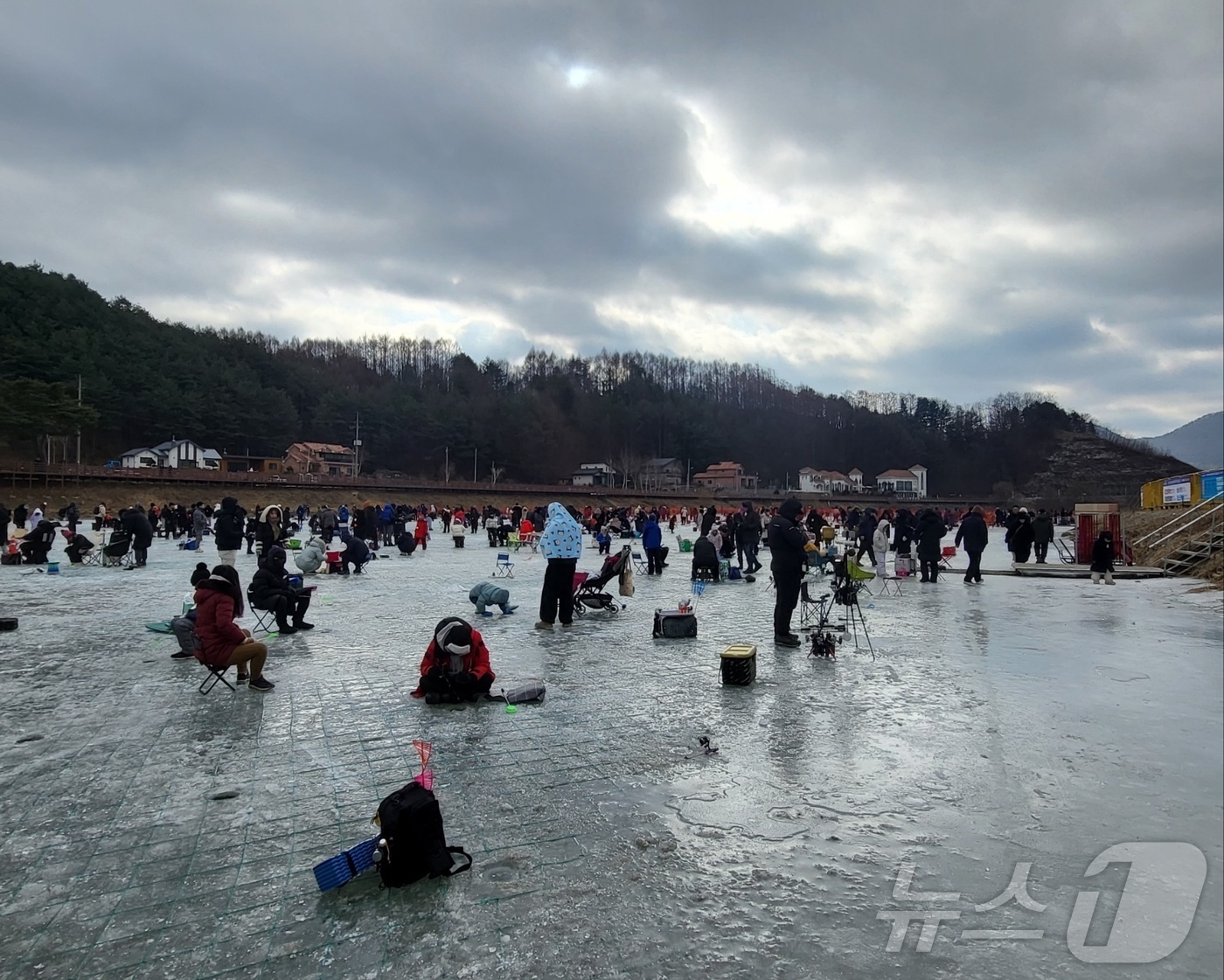 (평창=뉴스1) 신관호 기자 = 제17회 평창송어축제가 9일 강원 평창군 진부면 오대천 일원에서 개막한 가운데 관광객들이 축제장에서 얼음낚시에 나서고 있다. 2월 9일까지 열리는 …