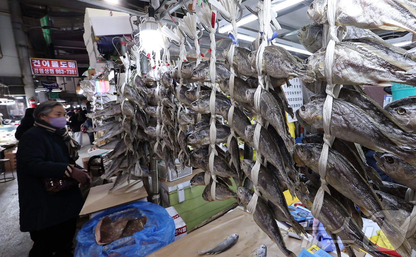 (서울=뉴스1) 김성진 기자 = 9일 서울 동대문구 경동시장에서 시민들이 장을 보고 있다.이재명 정부는 이날 열린 '2026년 경제성장전략'을 통해 밥상 물가 안정을 위한 쌀·콩· …