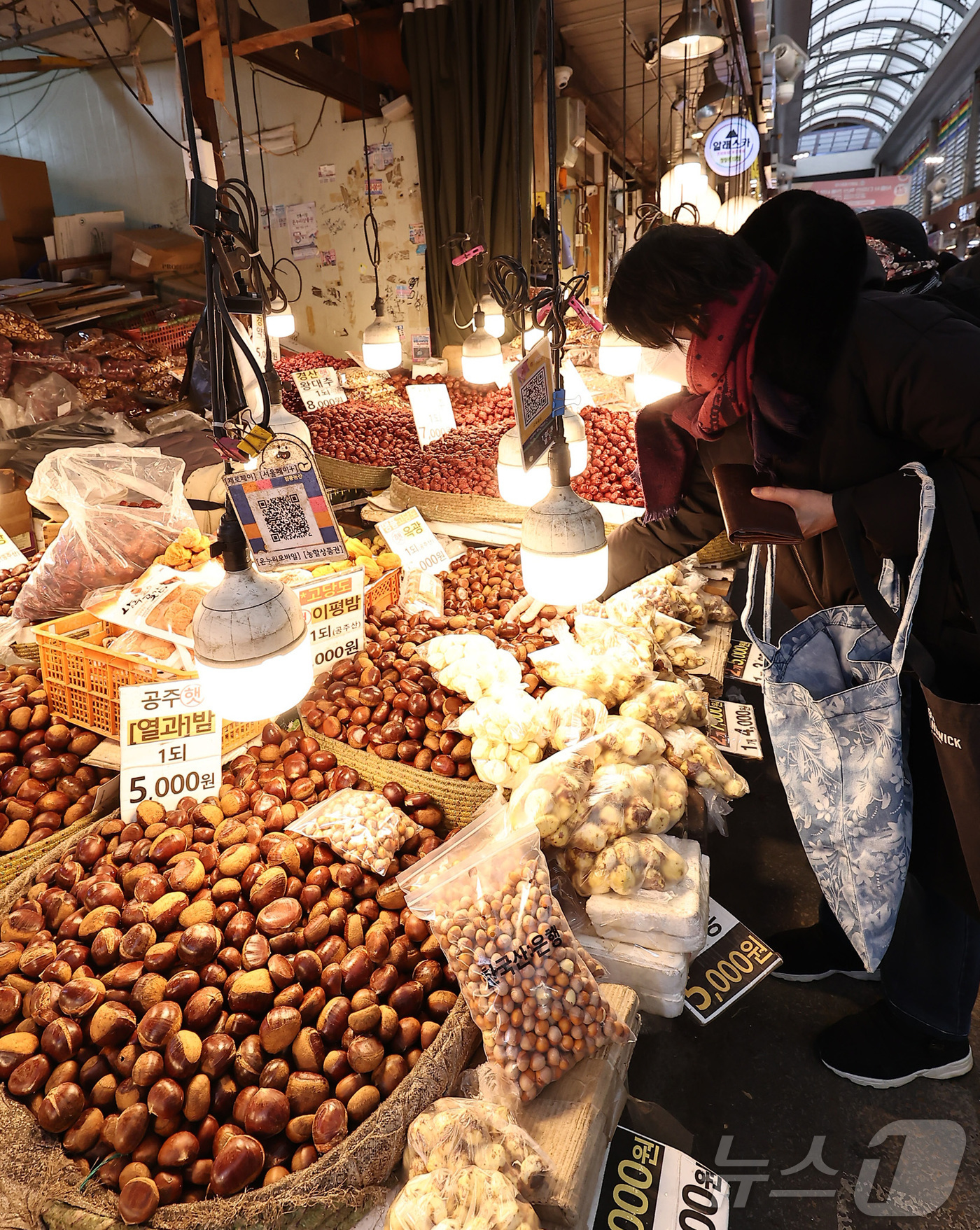 (서울=뉴스1) 김성진 기자 = 9일 서울 동대문구 경동시장에서 시민들이 장을 보고 있다.이재명 정부는 이날 열린 '2026년 경제성장전략'을 통해 밥상 물가 안정을 위한 쌀·콩· …