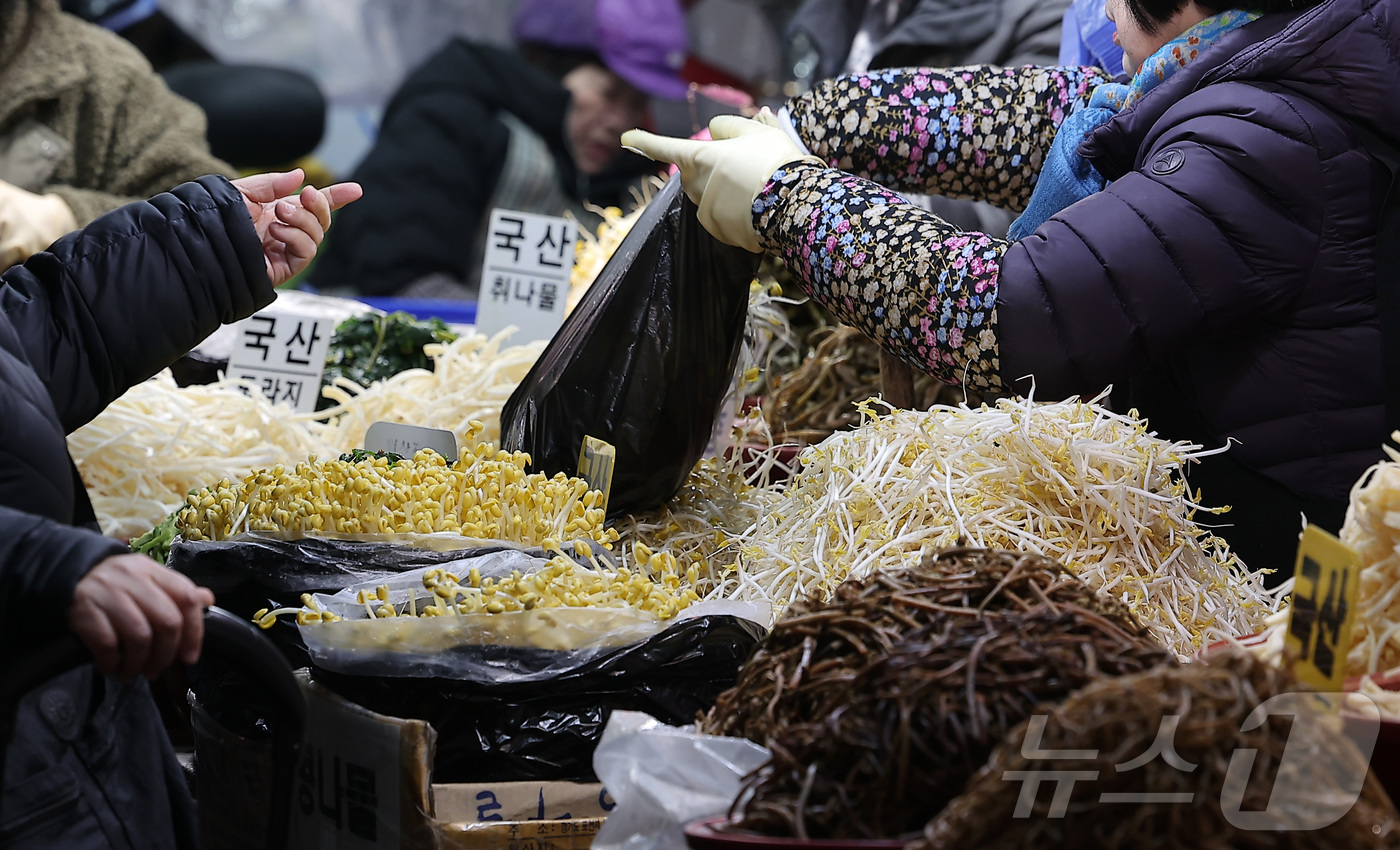 (서울=뉴스1) 김성진 기자 = 9일 서울 동대문구 경동시장에서 시민들이 장을 보고 있다.이재명 정부는 이날 열린 '2026년 경제성장전략'을 통해 밥상 물가 안정을 위한 쌀·콩· …