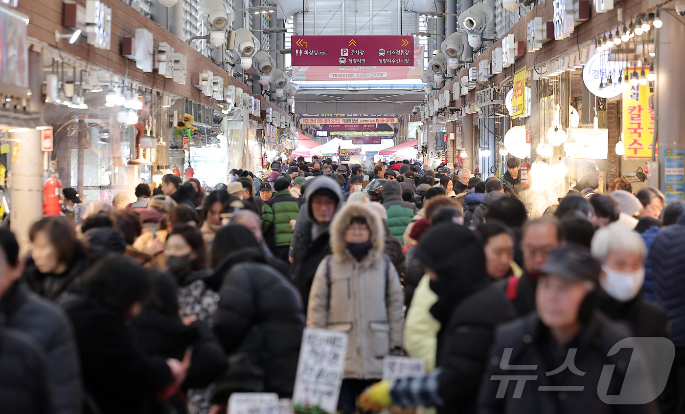 (서울=뉴스1) 김성진 기자 = 9일 서울 동대문구 경동시장에서 시민들이 장을 보고 있다.이재명 정부는 이날 열린 '2026년 경제성장전략'을 통해 밥상 물가 안정을 위한 쌀·콩· …