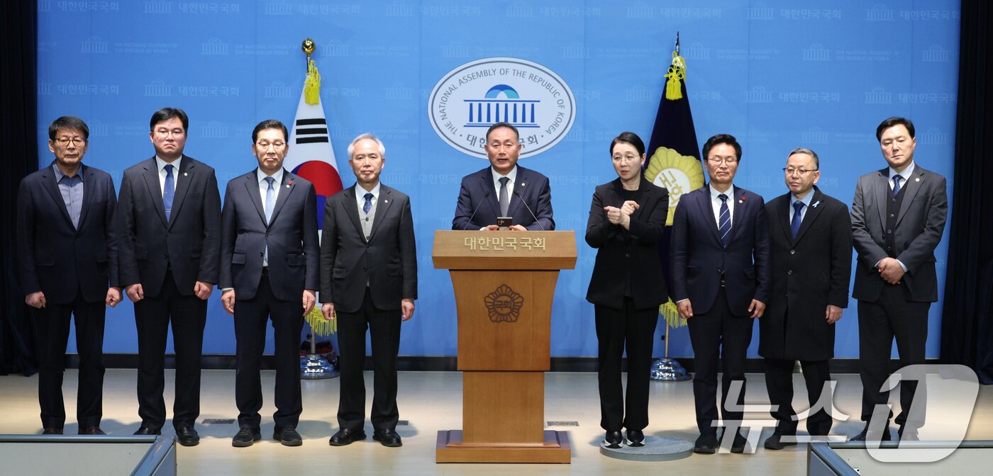 본문 이미지 - 김원이 더불어민주당 전남도당위원장과 양부남 광주시당위원장 등이 9일 서울 여의도 국회 소통관에서 광주전남 통합 관련 청와대 오찬간담회 브리핑을 하고 있다. 2026.1.9/뉴스1 ⓒ News1 신웅수 기자