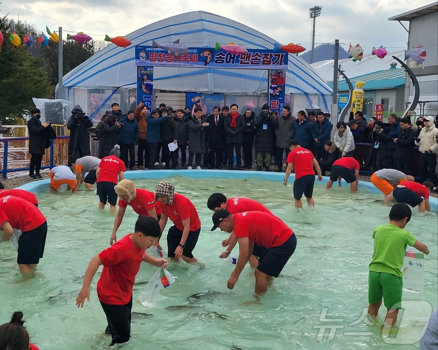 (평창=뉴스1) 신관호 기자 = 강원 평창군 대표 겨울축제인 제17회 평창송어축제가 9일 평창군 진부면 오대천 일원에서 개막한 가운데 관광객들이 축제장에서 맨손으로 송어를 잡는 프 …
