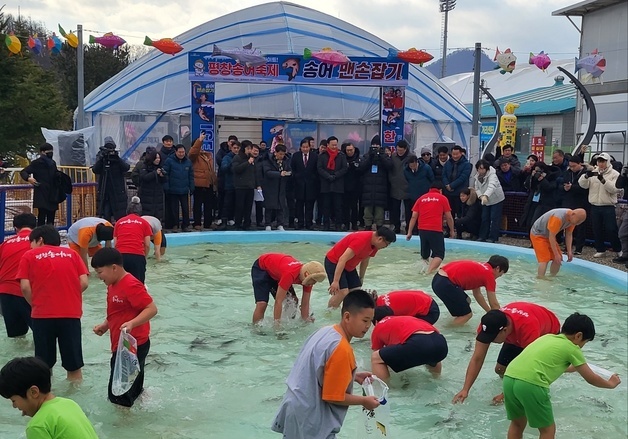 "반갑다 겨울아"…평창송어축제서 입수
