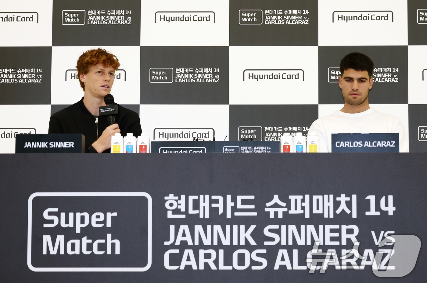 (서울=뉴스1) 김민지 기자 = 카를로스 알카라스와 얀니크 신네르가 9일 오후 서울 영등포구 현대카드 본사에서 열린 '현대카드 슈퍼매치 14' 기자회견에서 질의에 답변하고 있다.세 …