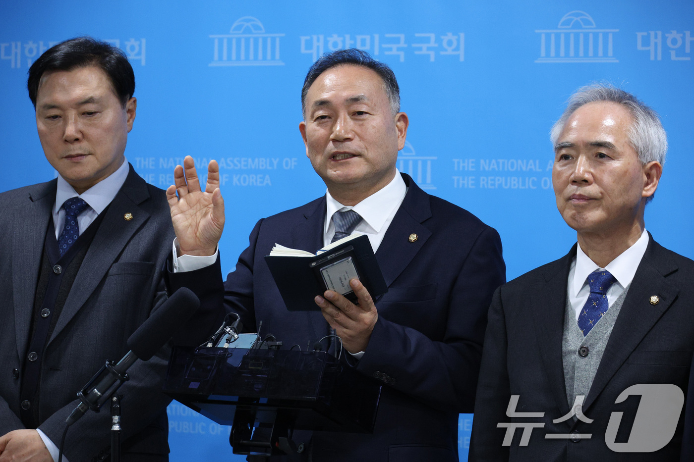 (서울=뉴스1) 신웅수 기자 = 김원이 더불어민주당 전남도당위원장과 양부남 광주시당위원장 등이 9일 서울 여의도 국회 소통관에서 광주전남 통합 관련 청와대 오찬간담회 브리핑을 하고 …