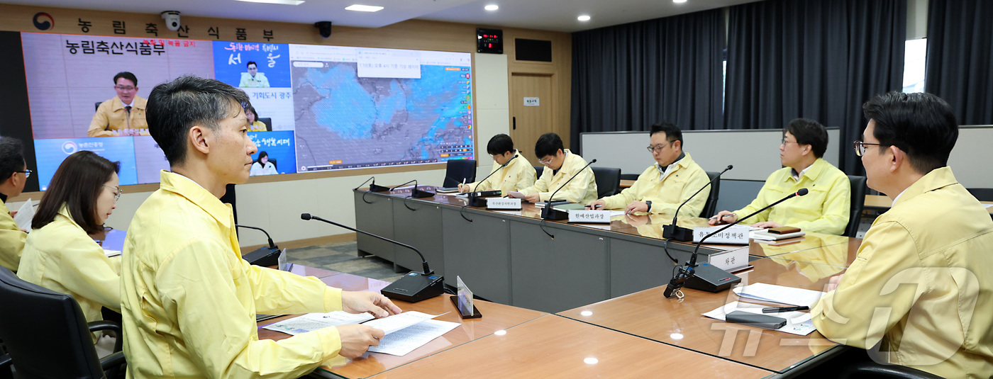 (세종=뉴스1) 김기남 기자 = 김종구 농림축산식품부 차관이 9일 오후 세종시 정부세종청사 농업재해대책상황실에서 주말 예정된 대설 및 한파에 농업분야 피해 최소화를 위한 관계기관 …