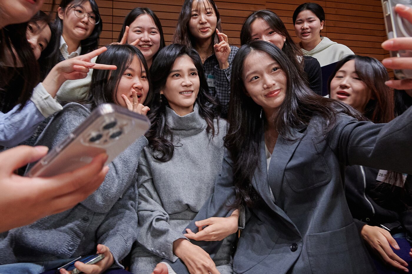 본문 이미지 - 9일 서울시 용산구 소재 리움미술관 대강당에서 진행된 두을장학재단 '2026년 장학증서 수여식'에서 이부진 이사장과 신규 장학생이 기념 촬영을 하고 있다.(두을장학재단 제공).  