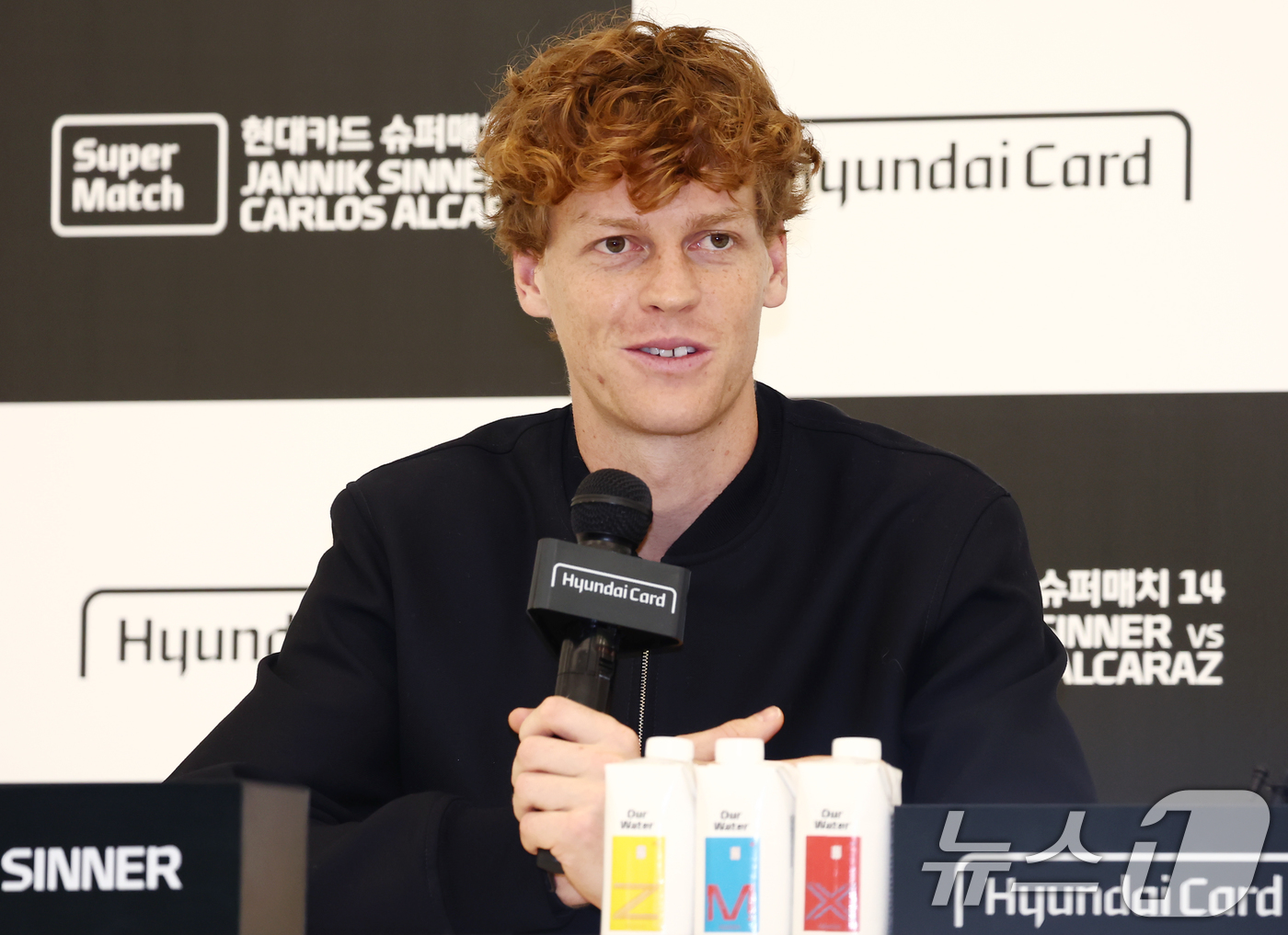 (서울=뉴스1) 김민지 기자 = 얀니크 신네르가 9일 오후 서울 영등포구 현대카드 본사에서 열린 '현대카드 슈퍼매치 14' 기자회견에서 취재진 질의에 답변하고 있다.세계 남자 테니 …