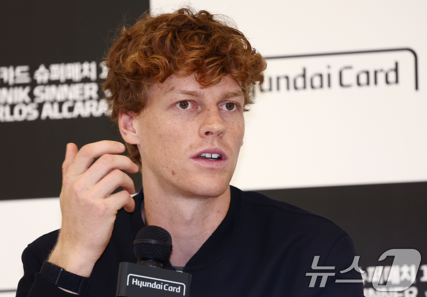 (서울=뉴스1) 김민지 기자 = 얀니크 신네르가 9일 오후 서울 영등포구 현대카드 본사에서 열린 '현대카드 슈퍼매치 14' 기자회견에서 취재진 질의에 답변하고 있다.세계 남자 테니 …