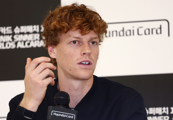 기자회견 하는 얀니크 신네르