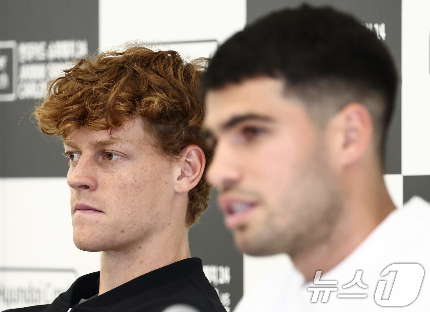 (서울=뉴스1) 김민지 기자 = 얀니크 신네르가 9일 오후 서울 영등포구 현대카드 본사에서 열린 '현대카드 슈퍼매치 14' 기자회견에서 카를로스 알카라스의 답변을 듣고 있다.세계 …