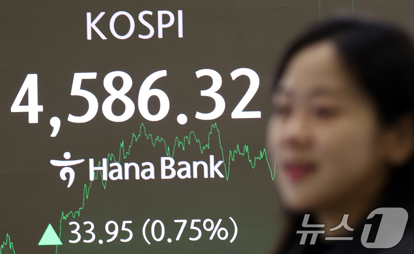 (서울=뉴스1) 김명섭 기자 = 9일 오후 서울 중구 하나은행 본점 딜링룸 전광판에 증시 종가 시황이 나타나고 있다. 이날 코스피 지수는 전거래일 대비 33.95(0.75%) 포인 …