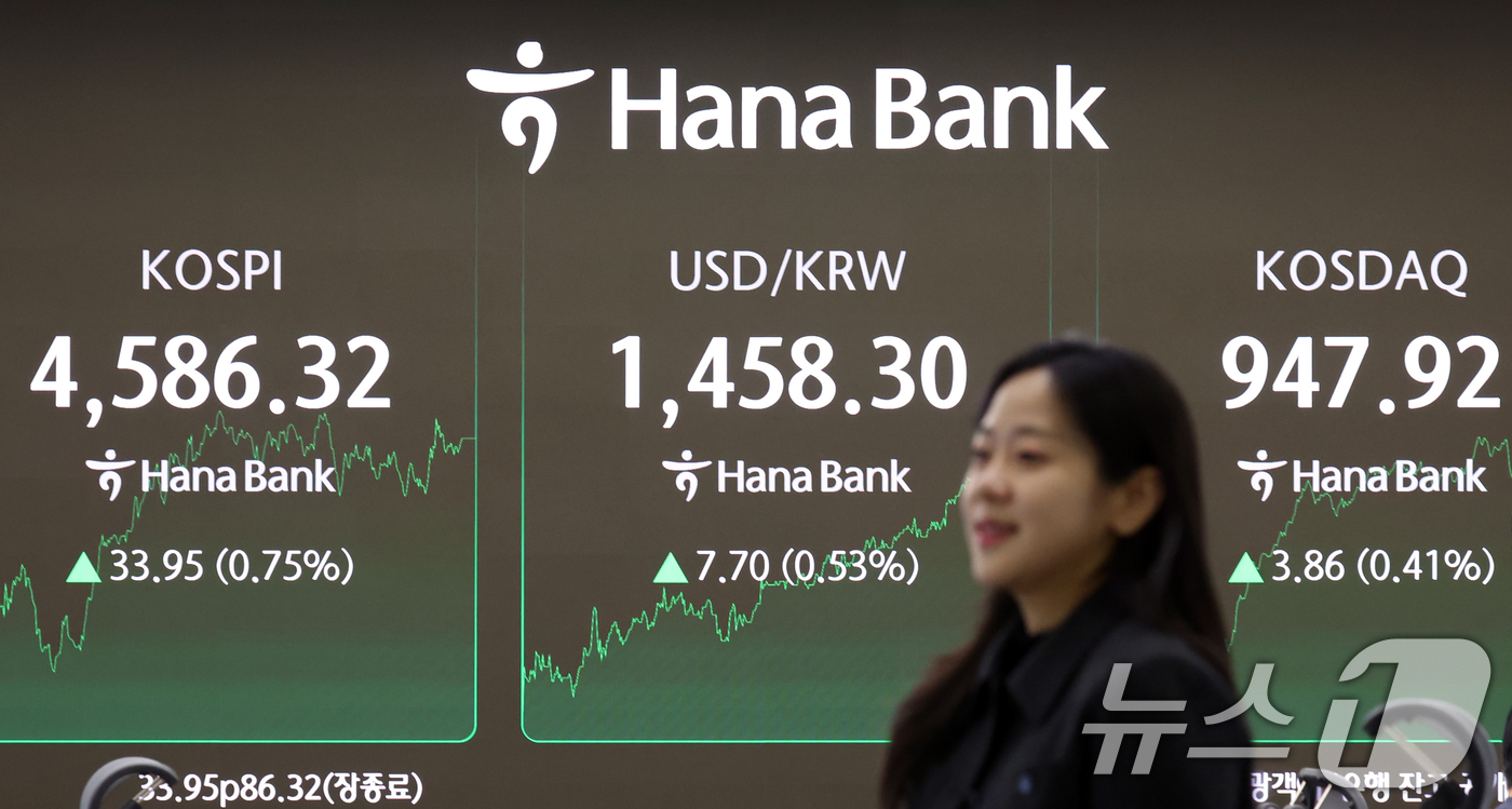 (서울=뉴스1) 김명섭 기자 = 9일 오후 서울 중구 하나은행 본점 딜링룸 전광판에 증시 종가 시황이 나타나고 있다. 이날 코스피 지수는 전거래일 대비 33.95(0.75%) 포인 …