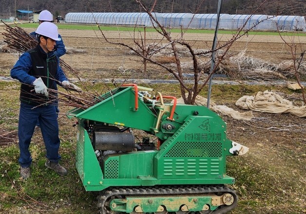 대구 군위군, 영농부산물 파쇄로 병해충 줄이고 산불 예방