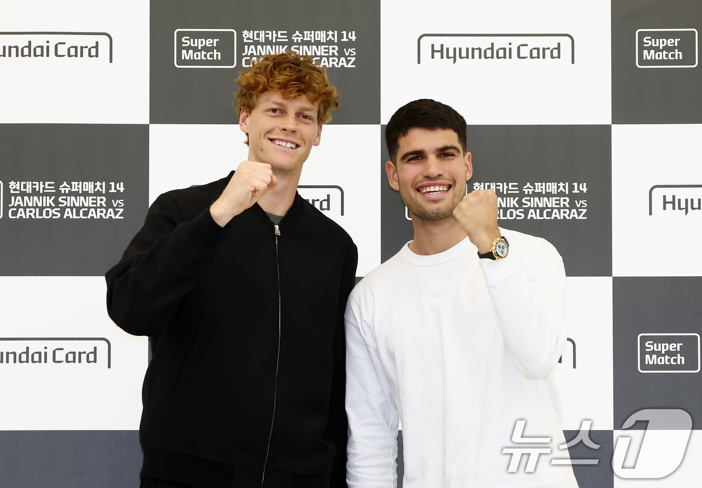 (서울=뉴스1) 김민지 기자 = 카를로스 알카라스와 얀니크 신네르가 9일 오후 서울 영등포구 현대카드 본사에서 열린 '현대카드 슈퍼매치 14' 기자회견에서 기념촬영을 하고 있다.세 …