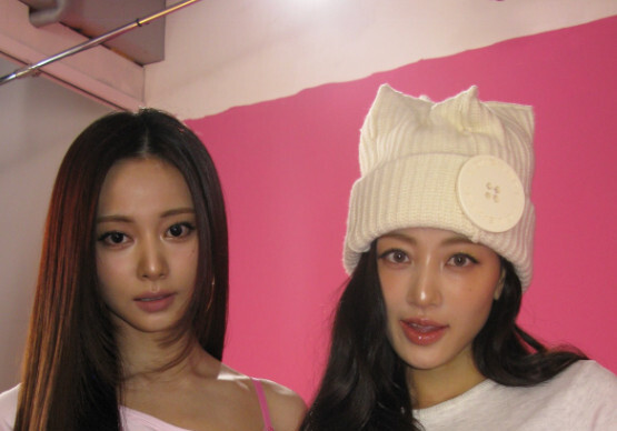 쯔위, 과감 노출 패션 속 인형 미모 과시…지효와 잘록 허리까지 공개 [N샷]