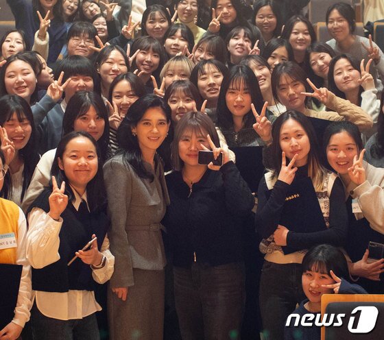 본문 이미지 - 2024년 장학생들과 기념촬영을 하는 이부진 두을장학재단 이사장(두을장학재단 제공) 