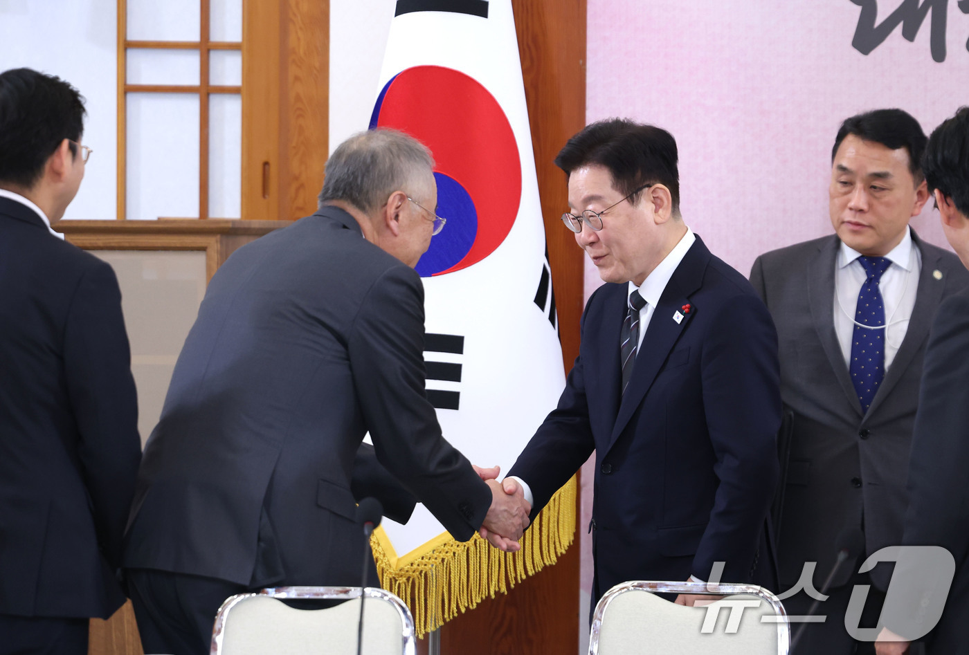 (서울=뉴스1) 허경 기자 = 이재명 대통령이 9일 청와대에서 열린 경제성장전략 국민보고회에서 류진 한국경제인협회장과 악수를 나누고 있다. 2026.1.9/뉴스1