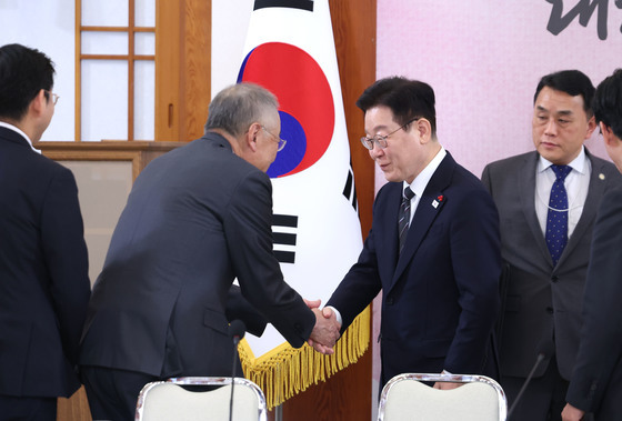 이재명 대통령, 류진 한국경제인회장과 악수