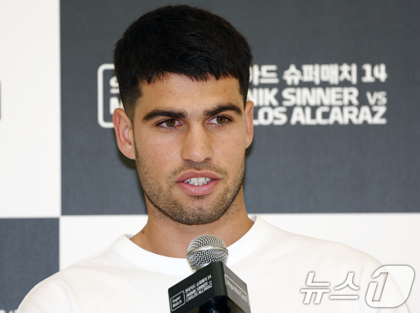 (서울=뉴스1) 김민지 기자 = 카를로스 알카라스가 9일 오후 서울 영등포구 현대카드 본사에서 열린 '현대카드 슈퍼매치 14' 기자회견에서 질의에 답변하고 있다.세계 남자 테니스계 …