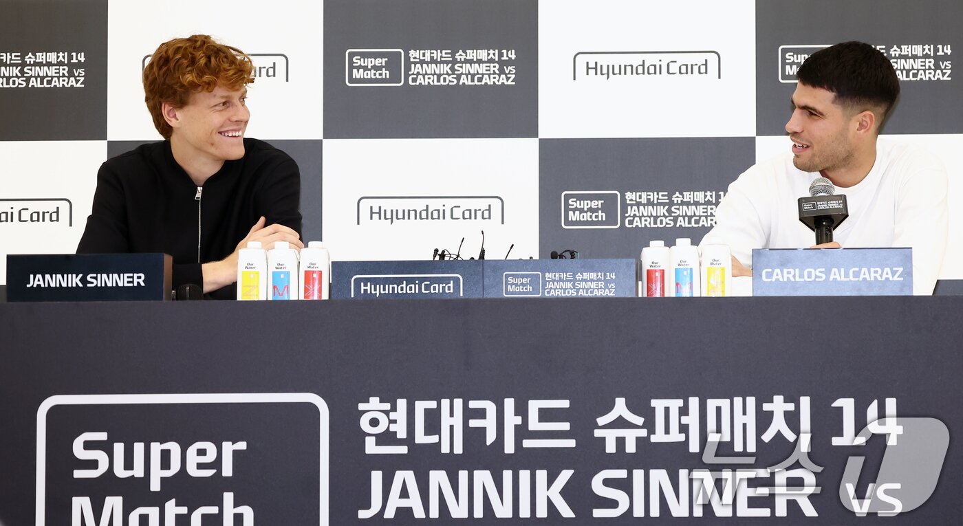 본문 이미지 - 카를로스 알카라스와 얀니크 신네르가 9일 오후 서울 영등포구 현대카드 본사에서 열린 '현대카드 슈퍼매치 14' 기자회견에서 미소를 보이고 있다. 2026.1.9/뉴스1 ⓒ News1 김민지 기자