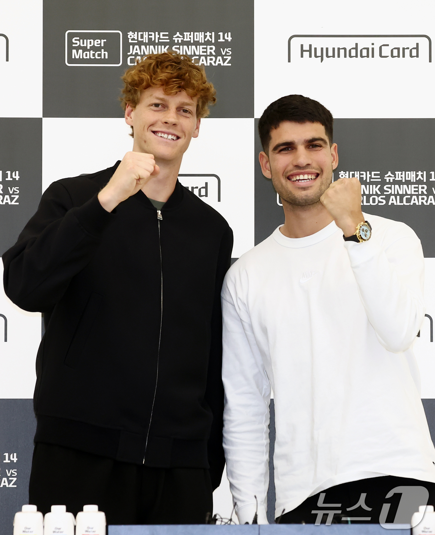 (서울=뉴스1) 김민지 기자 = 카를로스 알카라스와 얀니크 신네르가 9일 오후 서울 영등포구 현대카드 본사에서 열린 '현대카드 슈퍼매치 14' 기자회견에서 기념촬영을 하고 있다.세 …
