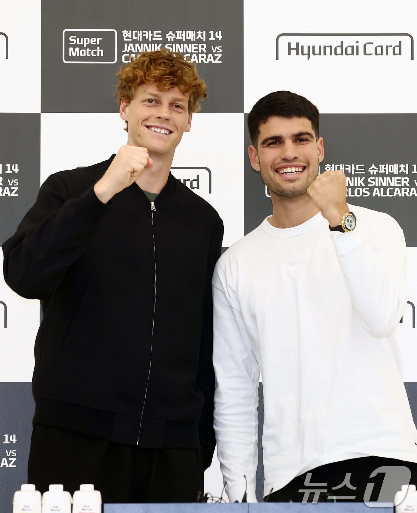 본문 이미지 - 카를로스 알카라스와 얀니크 신네르가 9일 오후 서울 영등포구 현대카드 본사에서 열린 '현대카드 슈퍼매치 14' 기자회견에서 기념촬영을 하고 있다. 2026.1.9/뉴스1 ⓒ News1 김민지 기자