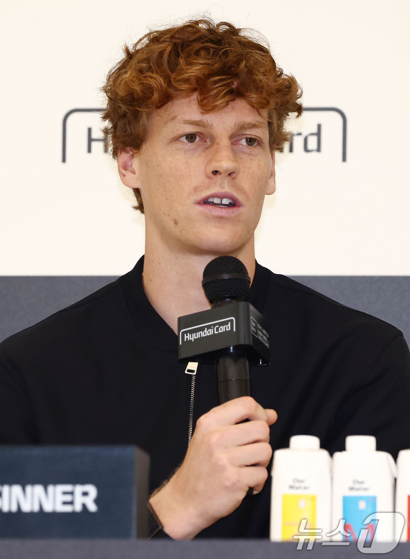(서울=뉴스1) 김민지 기자 = 얀니크 신네르가 9일 오후 서울 영등포구 현대카드 본사에서 열린 '현대카드 슈퍼매치 14' 기자회견에서 취재진 질의에 답변하고 있다.세계 남자 테니 …