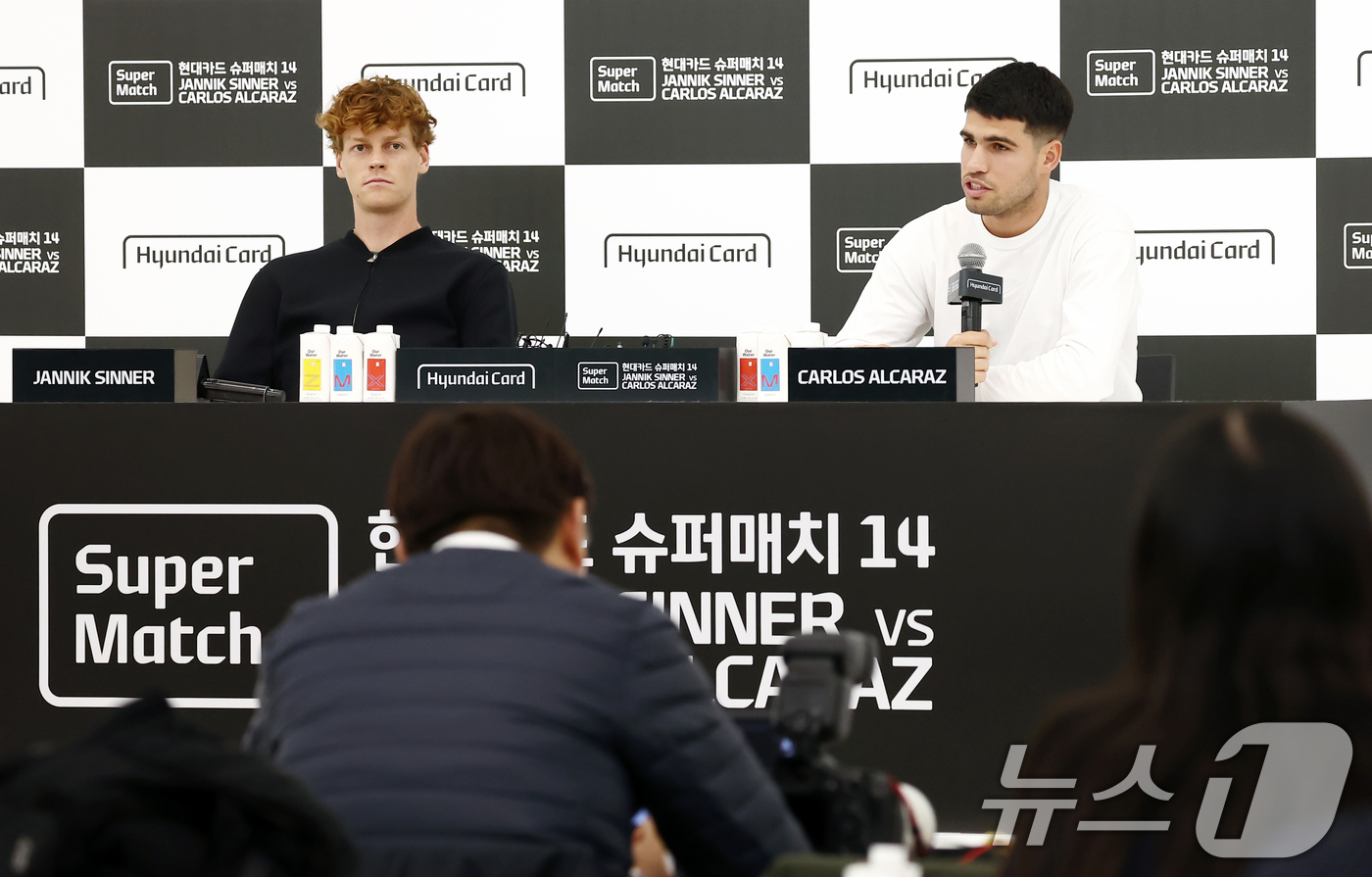(서울=뉴스1) 김민지 기자 = 카를로스 알카라스(오른쪽)와 얀니크 신네르가 9일 오후 서울 영등포구 현대카드 본사에서 열린 '현대카드 슈퍼매치 14' 기자회견에서 질의에 답변하고 …