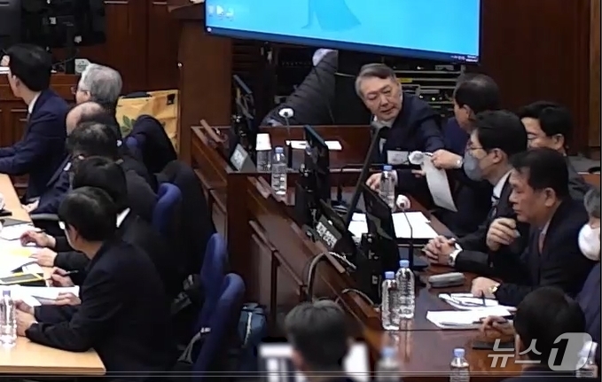 (서울=뉴스1) 임세영 기자 = 윤석열 전 대통령이 9일 서울 서초구 서울중앙지방법원에서 열린 내란 우두머리 혐의 1심 결심 공판에 출석해 자리에 앉아 있다. (서울중앙지방법원 제 …