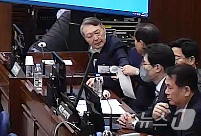 (서울=뉴스1) = 윤석열 전 대통령이 9일 서울 서초구 서울중앙지방법원에서 열린 내란 우두머리 혐의 1심 결심 공판에 출석해 자리에 앉아 있다. (서울중앙지방법원 제공 영상 캡쳐 …