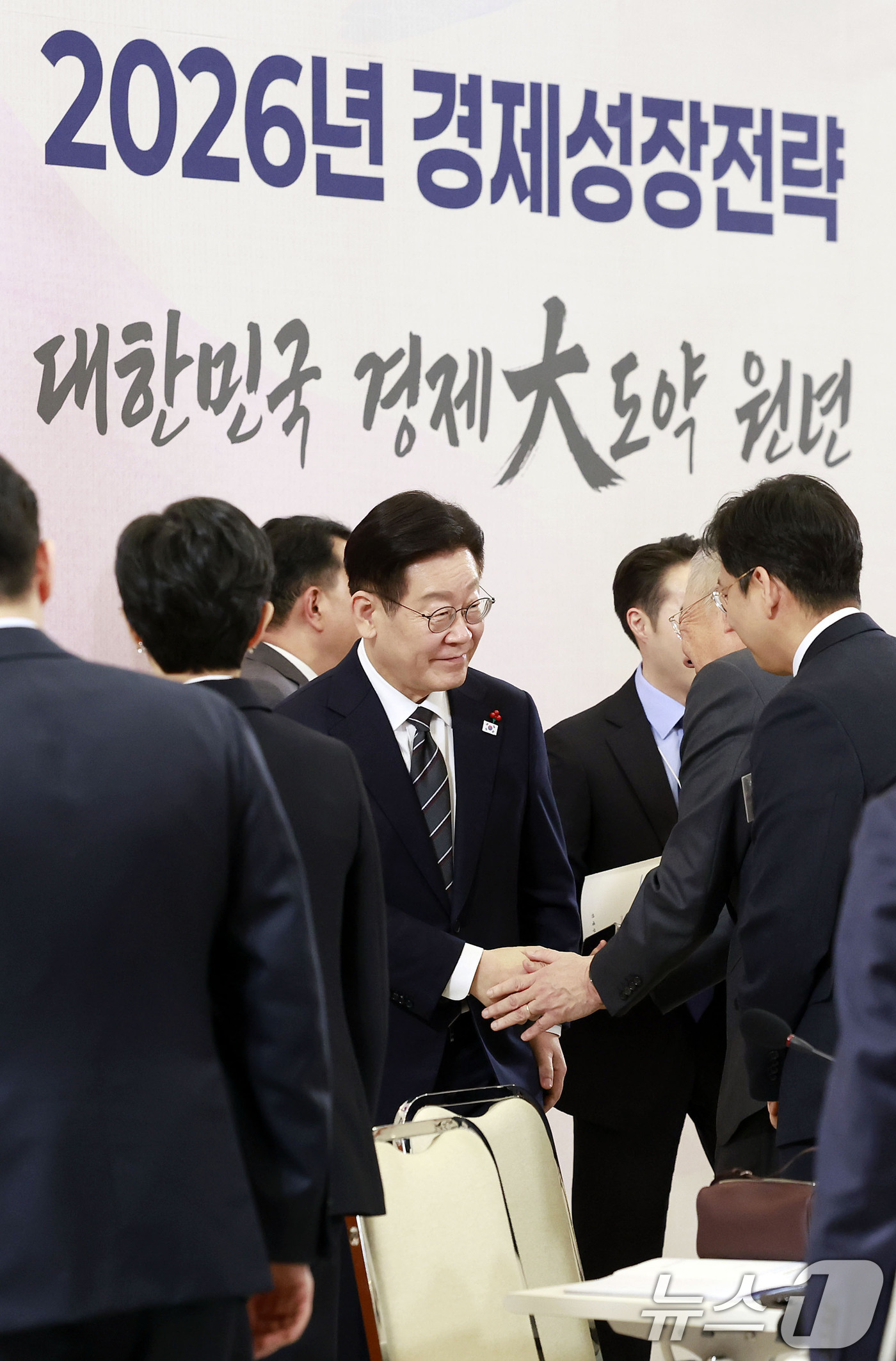 (서울=뉴스1) 허경 기자 = 이재명 대통령이 9일 청와대에서 열린 경제성장전략 국민보고회에서 류진 한국경제인협회장과 악수를 나누고 있다. (청와대통신사진기자단) 2026.1.9/ …