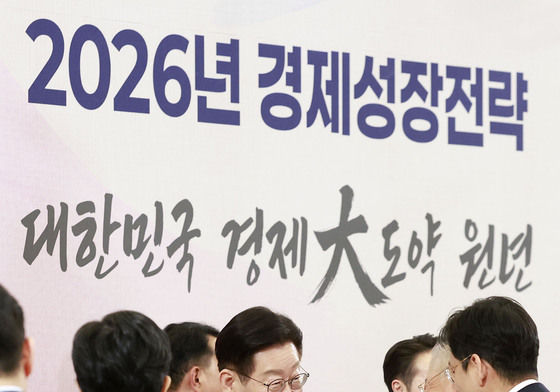 이재명 대통령, 류진 한국경제인회장과 악수