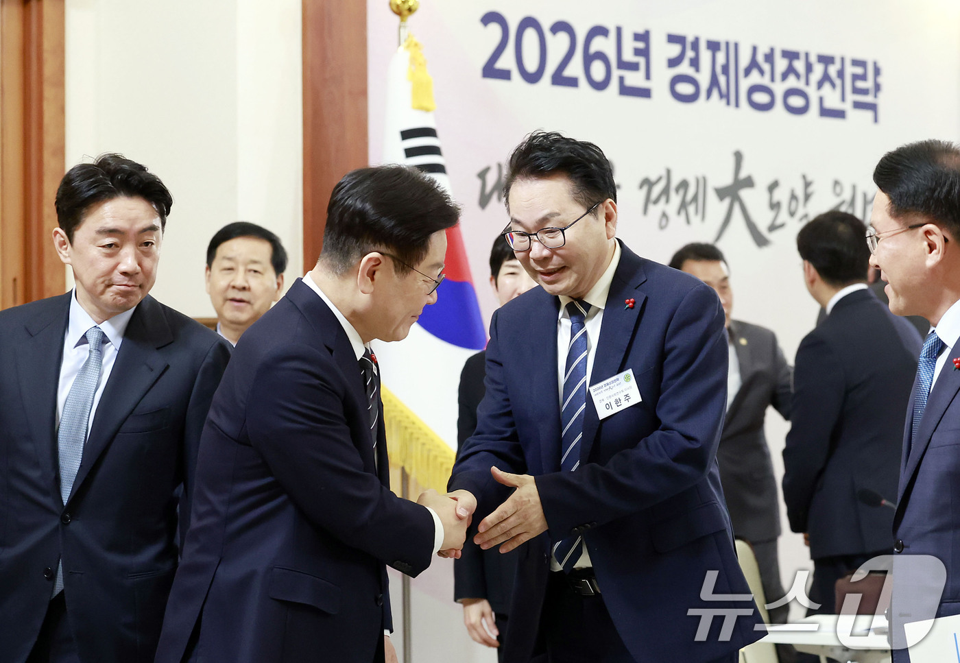 (서울=뉴스1) 허경 기자 = 이재명 대통령이 9일 청와대에서 열린 경제성장전략 국민보고회에서 이한주 경제인문사회연구회 이사장과 악수를 나누고 있다. (청와대통신사진기자단) 202 …