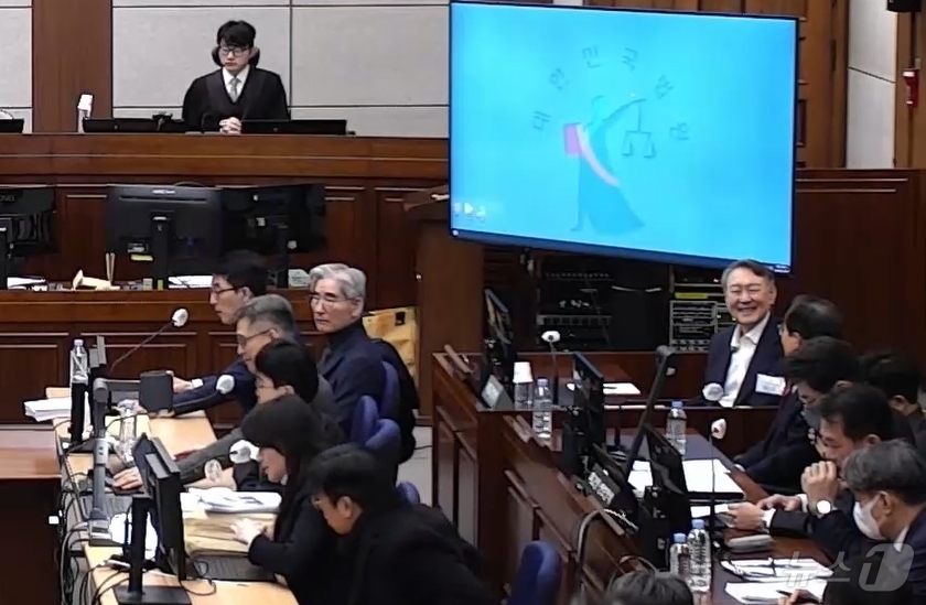 (서울=뉴스1) 임세영 기자 = 윤석열 전 대통령이 9일 서울 서초구 서울중앙지방법원에서 열린 내란 우두머리 혐의 1심 결심 공판에서 미소를 짓고 있다. (서울중앙지방법원 제공 영 …