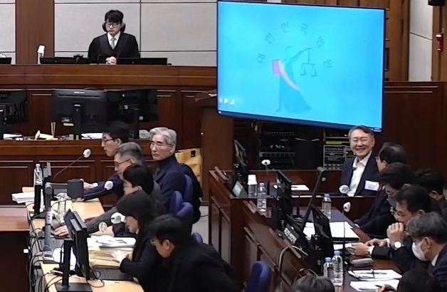 '내란우두머리' 혐의 1심 결심 공판서 미소 짓는 윤석열 전 대통령