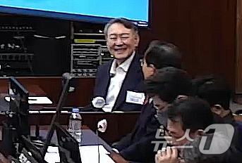 (서울=뉴스1) 임세영 기자 = 윤석열 전 대통령이 9일 서울 서초구 서울중앙지방법원에서 열린 내란 우두머리 혐의 1심 결심 공판에서 미소를 짓고 있다. (서울중앙지방법원 제공 영 …