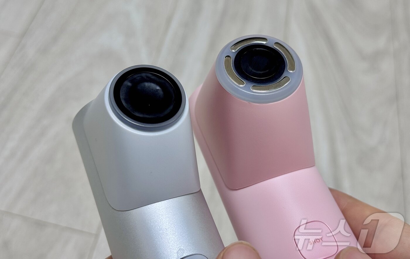 본문 이미지 - 에이피알 에이지알의 하이포커스샷과 신제품 하이포커스샷 플러스(오른쪽) 제품. ⓒ News1 이민주 기자