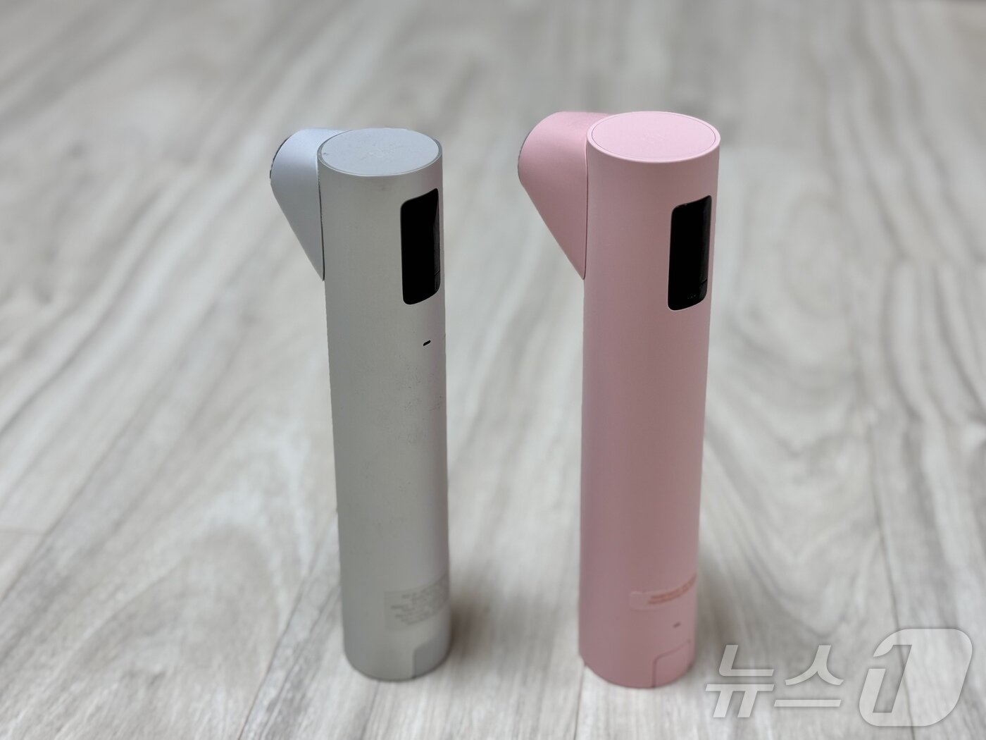 본문 이미지 - 에이피알 에이지알의 하이포커스샷과 신제품 하이포커스샷 플러스(오른쪽) 제품. ⓒ News1 이민주 기자